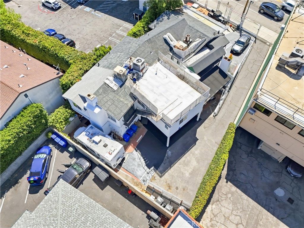Image 34 of property listing at 2530 Hyperion, Los Angeles, CA 90027