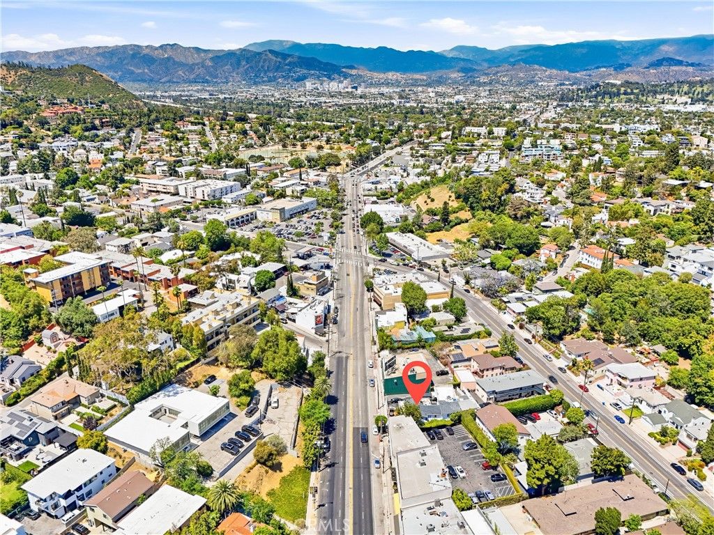 Image 39 of property listing at 2530 Hyperion, Los Angeles, CA 90027