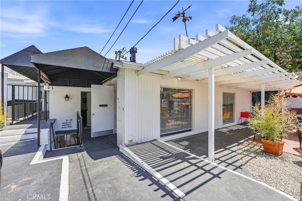 Image 4 of property listing at 2530 Hyperion, Los Angeles, CA 90027