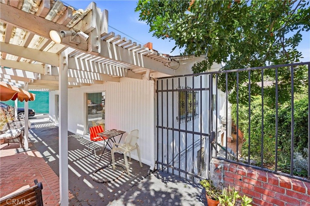 Image 5 of property listing at 2530 Hyperion, Los Angeles, CA 90027