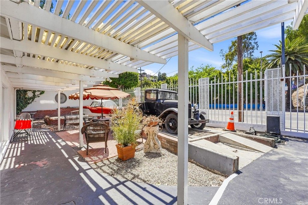 Image 6 of property listing at 2530 Hyperion, Los Angeles, CA 90027