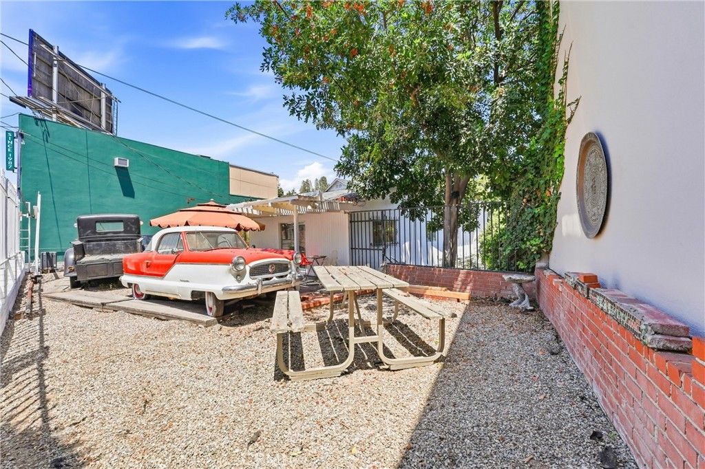 Image 7 of property listing at 2530 Hyperion, Los Angeles, CA 90027