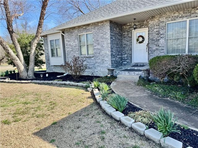 611 Deer Trail, Parsons, KS 67357