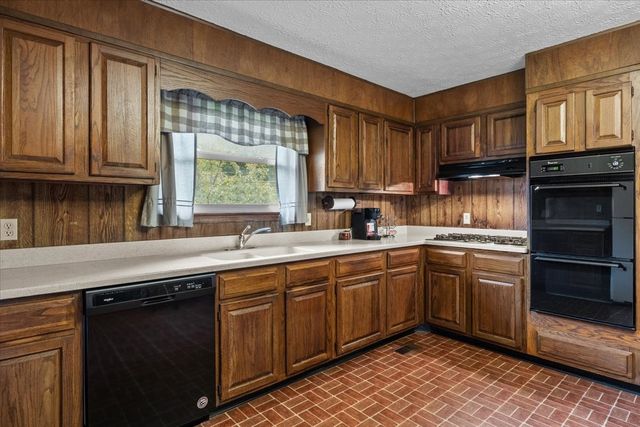166 Parrish Ln, Mc Ewen, TN 37101