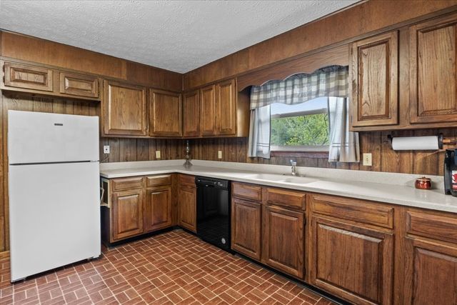166 Parrish Ln, Mc Ewen, TN 37101