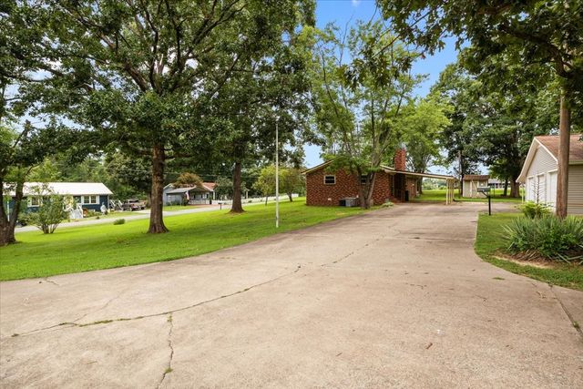 166 Parrish Ln, Mc Ewen, TN 37101