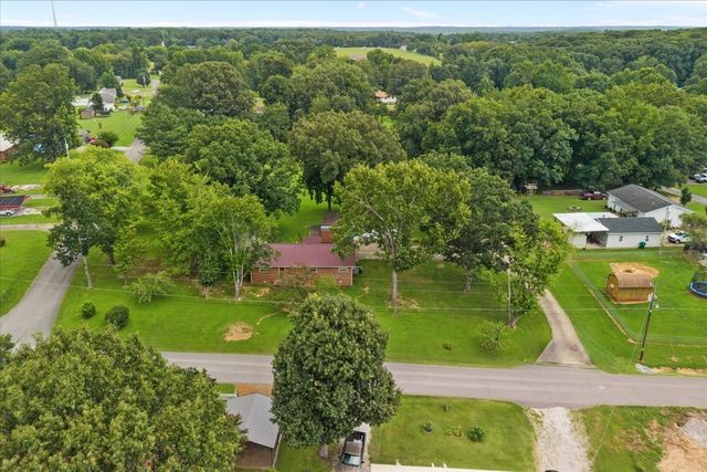 166 Parrish Ln, Mc Ewen, TN 37101