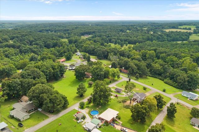 166 Parrish Ln, Mc Ewen, TN 37101