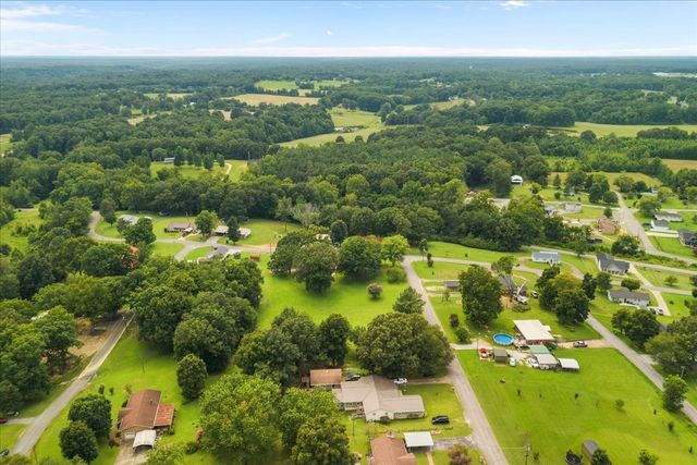 166 Parrish Ln, Mc Ewen, TN 37101