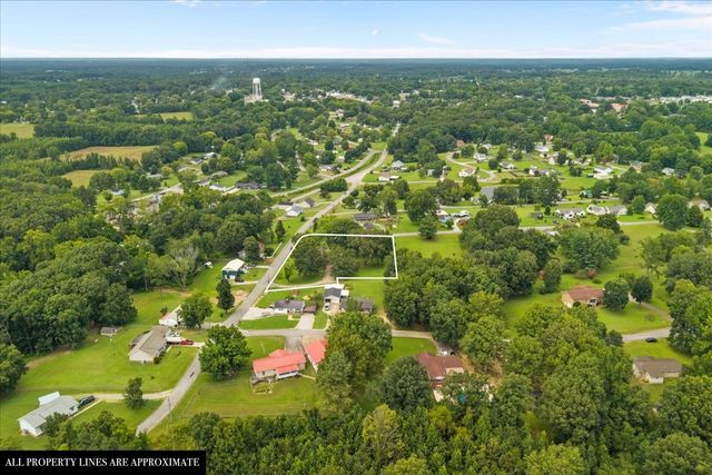 166 Parrish Ln, Mc Ewen, TN 37101