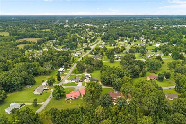 166 Parrish Ln, Mc Ewen, TN 37101