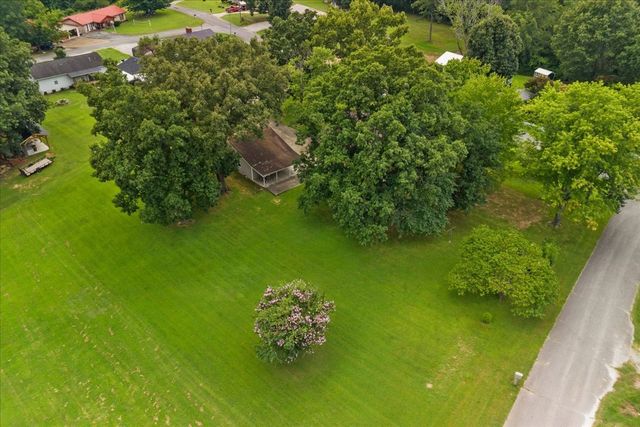 166 Parrish Ln, Mc Ewen, TN 37101