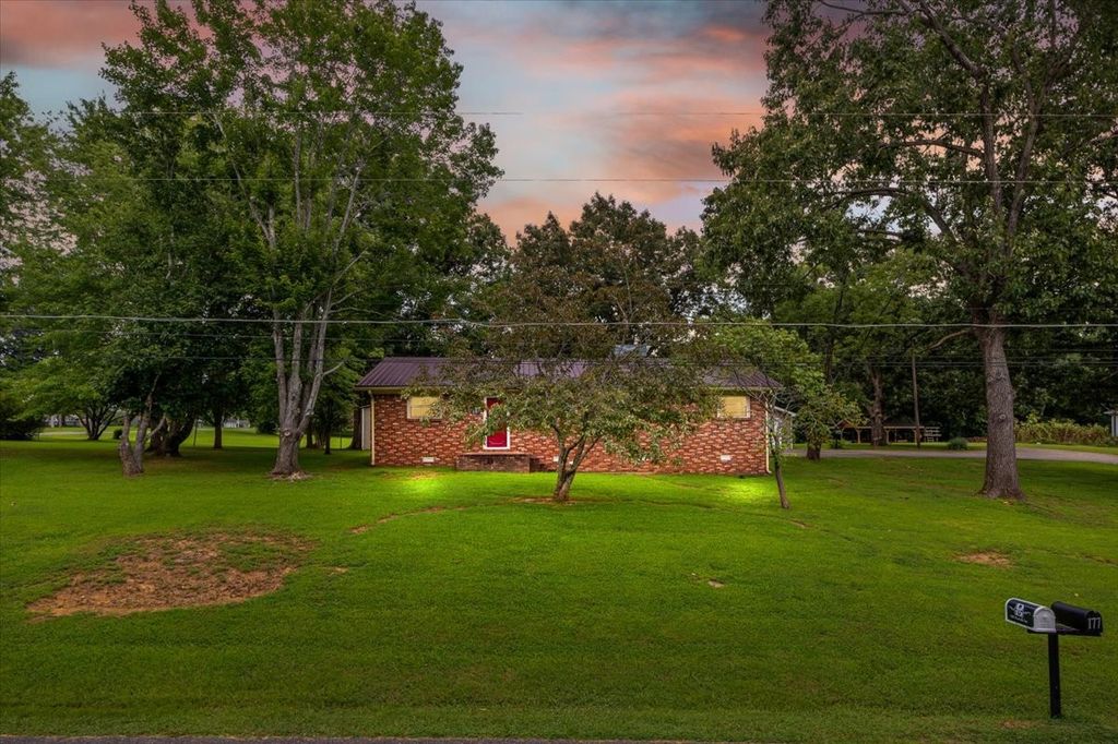 166 Parrish Ln, Mc Ewen, TN 37101