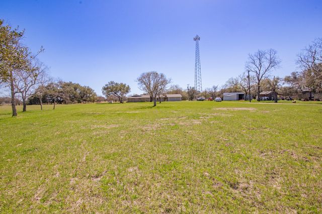 2631 Benbow Road, Inez, TX 77968
