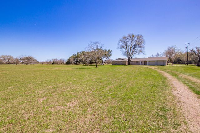 2631 Benbow Road, Inez, TX 77968