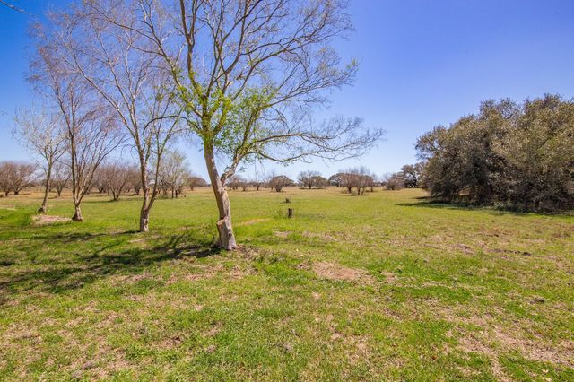 2631 Benbow Road, Inez, TX 77968