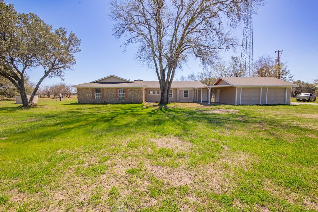 2631 Benbow Road, Inez, TX 77968