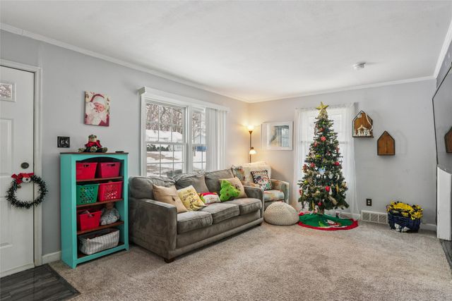 7016 Palm Drive, Urbandale, IA 50322