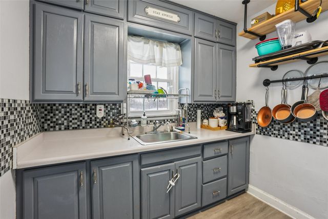 7016 Palm Drive, Urbandale, IA 50322