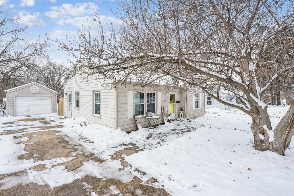7016 Palm Drive, Urbandale, IA 50322