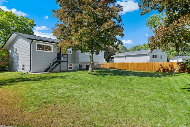 8119 Eastwood Lane, Woodridge, IL 60517