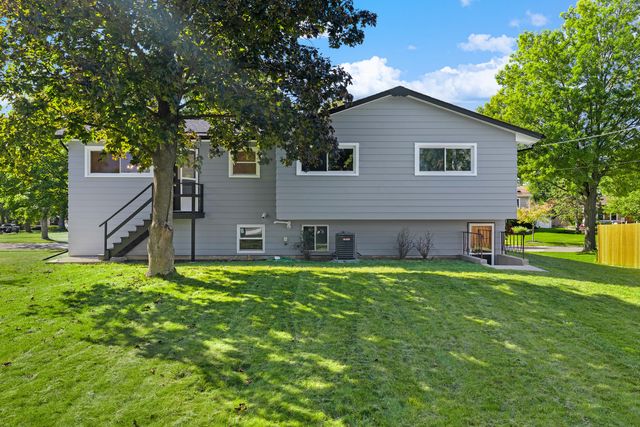 8119 Eastwood Lane, Woodridge, IL 60517