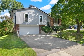 8119 Eastwood Lane, Woodridge, IL 60517