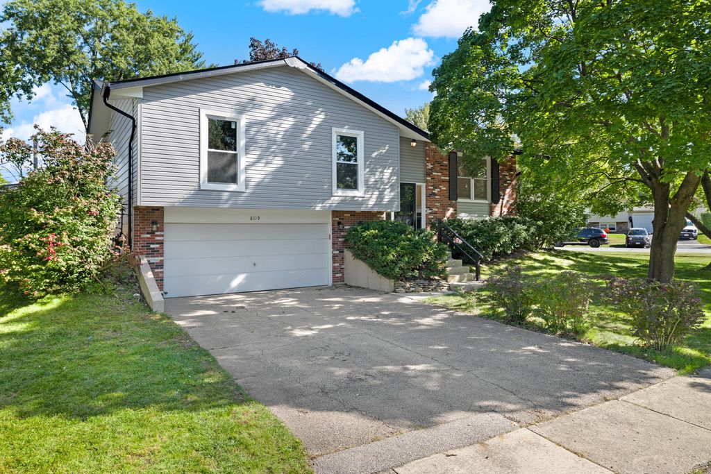 8119 Eastwood Lane, Woodridge, IL 60517