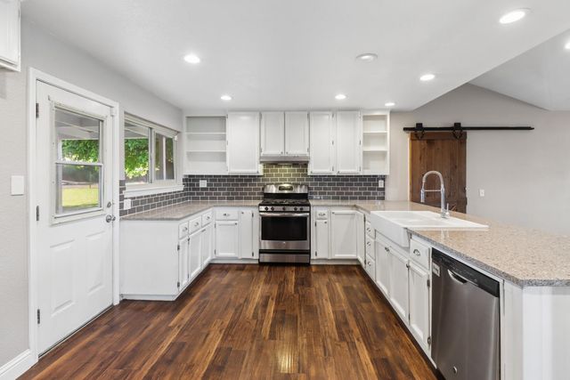 1404 Butterfly Ln, Olivehurst, CA 95961