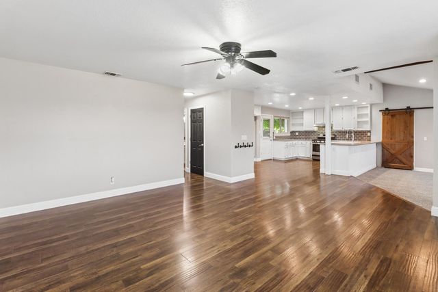 1404 Butterfly Ln, Olivehurst, CA 95961