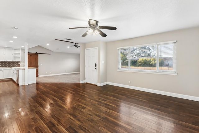 1404 Butterfly Ln, Olivehurst, CA 95961
