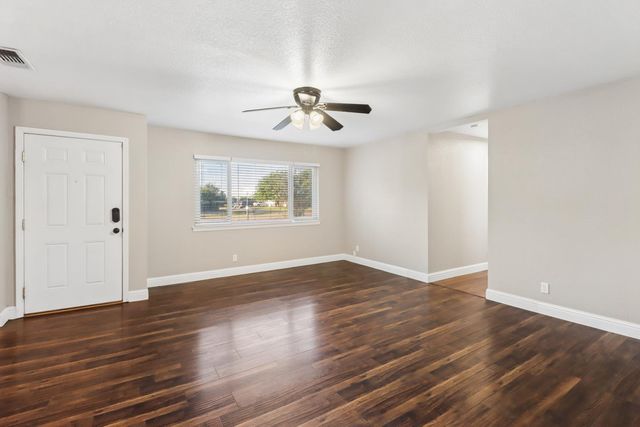 1404 Butterfly Ln, Olivehurst, CA 95961