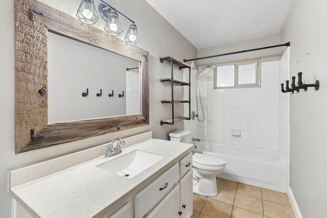 1404 Butterfly Ln, Olivehurst, CA 95961