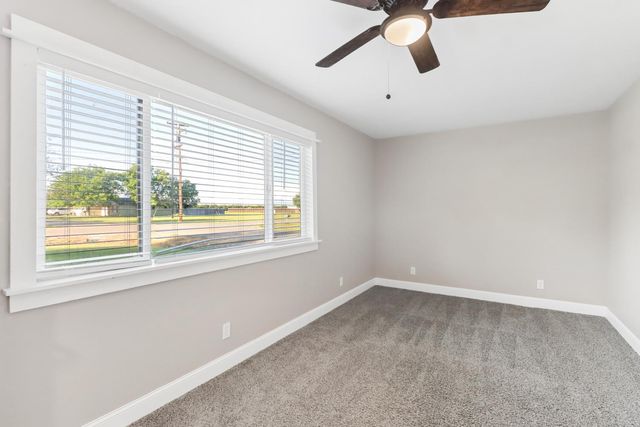 1404 Butterfly Ln, Olivehurst, CA 95961