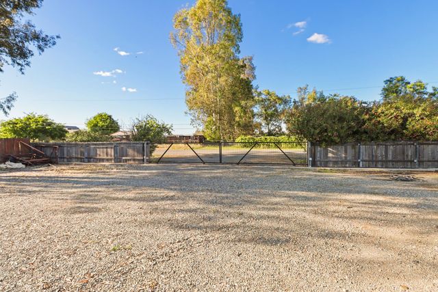 1404 Butterfly Ln, Olivehurst, CA 95961