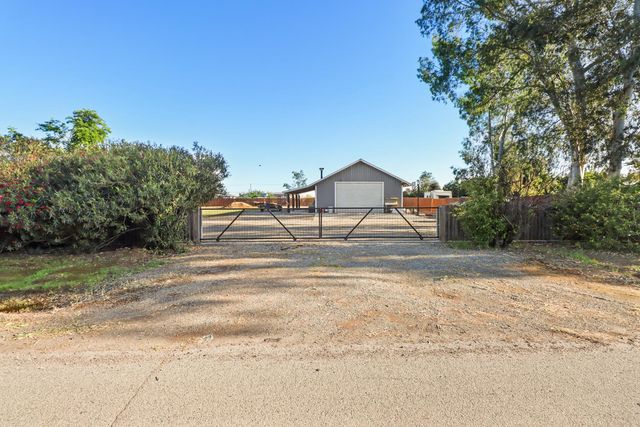 1404 Butterfly Ln, Olivehurst, CA 95961