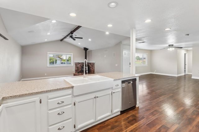 1404 Butterfly Ln, Olivehurst, CA 95961