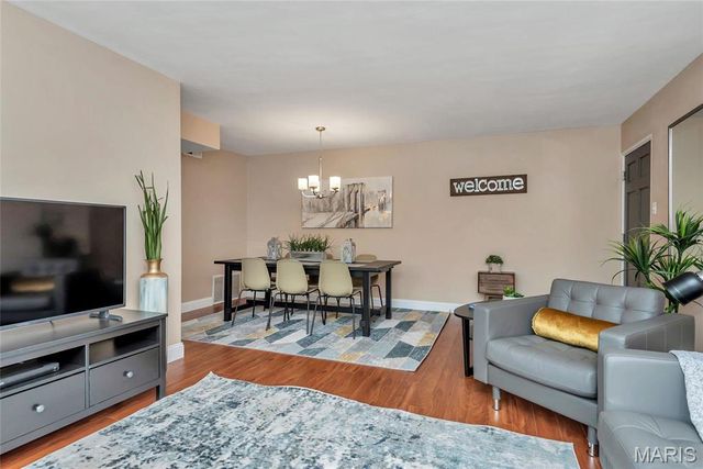 7553 Buckingham Drive, Clayton, MO 63105