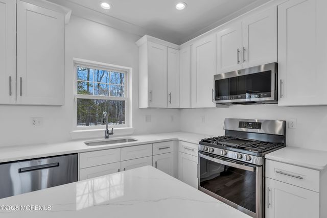 37 Pennsylvania Avenue, Waretown, NJ 08758