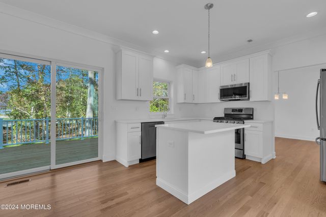 37 Pennsylvania Avenue, Waretown, NJ 08758