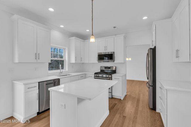 37 Pennsylvania Avenue, Waretown, NJ 08758