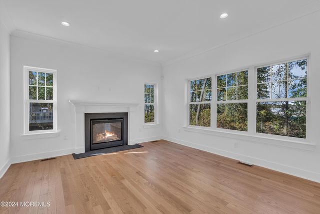 37 Pennsylvania Avenue, Waretown, NJ 08758