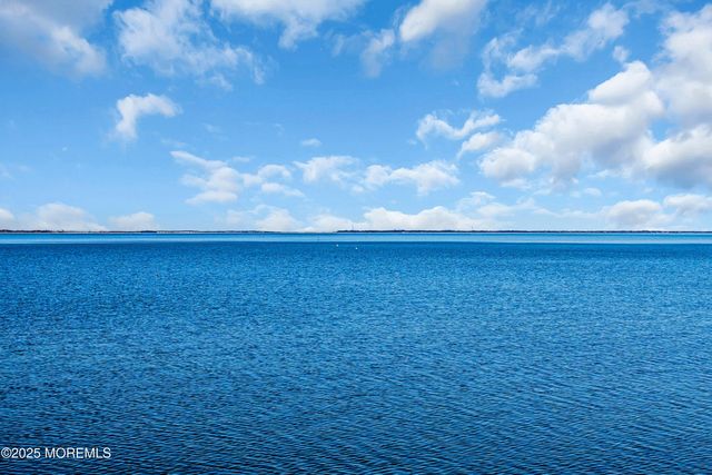 37 Pennsylvania Avenue, Waretown, NJ 08758