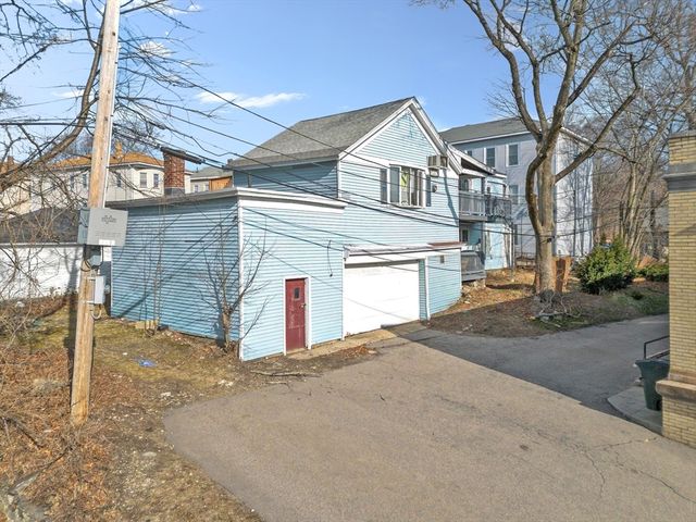 3 Chelsea St, Worcester, MA 01610