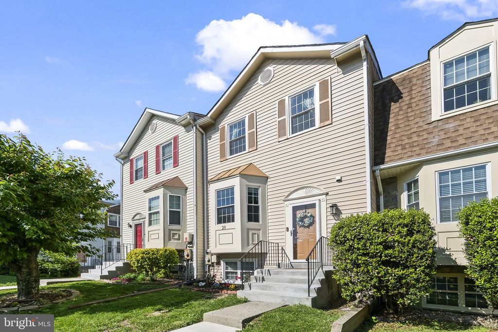 Image 2 of property listing at 25 HUNTERS GATE CT, Silver Spring, MD 20904