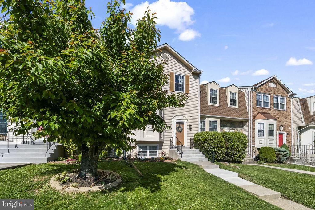 Image 3 of property listing at 25 HUNTERS GATE CT, Silver Spring, MD 20904