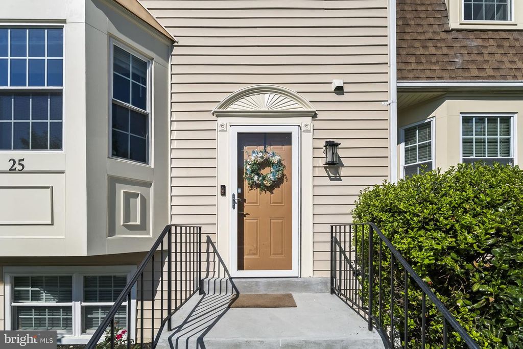 Image 4 of property listing at 25 HUNTERS GATE CT, Silver Spring, MD 20904