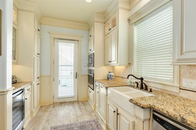 6 Criolla Court, Galveston, TX 77554