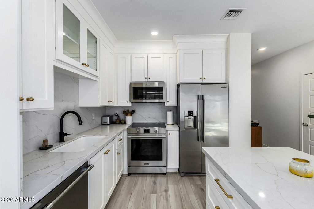 Image 12 of property listing at 2265 W ECHO Lane, Phoenix, AZ 85021