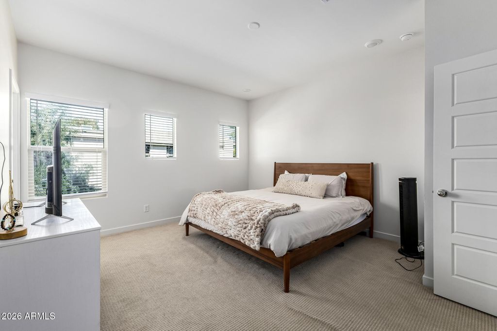 Image 13 of property listing at 2265 W ECHO Lane, Phoenix, AZ 85021